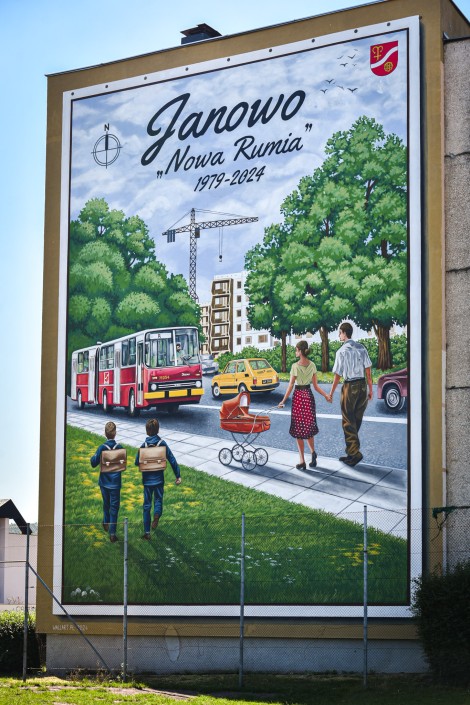 Historyczny mural na ścianie bloku mieszkalnego przy ul. Gdańskiej 18 w Rumi-Janowie