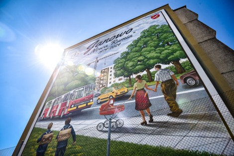 Historyczny mural na ścianie bloku mieszkalnego przy ul. Gdańskiej 18 w Rumi-Janowie