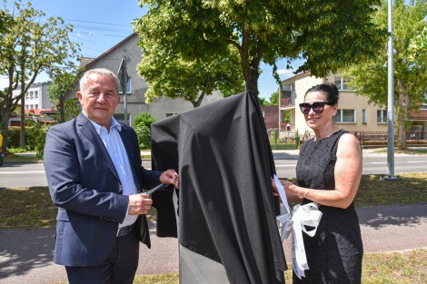 Przewodniczący rady miejskiej Krzysztof Woźniak i wiceprzewodnicząca Mara Bochniak przed odsłonięciem rzeźby