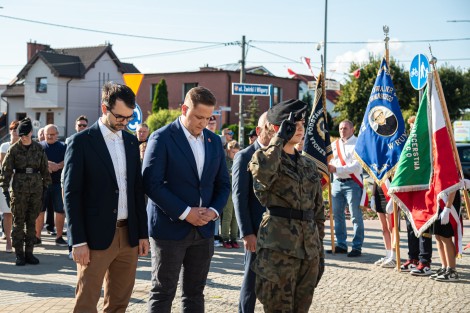 Składanie kwiatów przez przedstawicieli posła posła Krzysztofa Szymańskiego