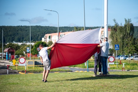 Moment wieszania flagi na rondzie