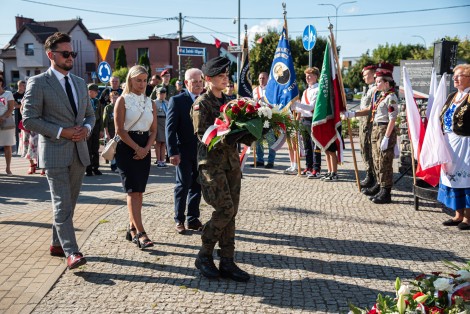 Składanie kwiatów przez przedstawicieli rady miejskiej, klub Prawo i Sprawiedliwość