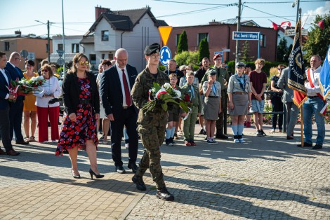 Składanie kwiatów przez przedstawicieli rady miejskiej, klub Polska 2050