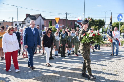 Składanie kwiatów przez przedstawicieli władz powiatowych ze starostą Marcinem Kaczmarkiem na czele