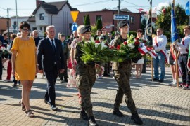 Składanie kwiatów przez przedstawicieli rady miejskiej na czele z przewodniczącym Krzysztofem Woźniakiem 