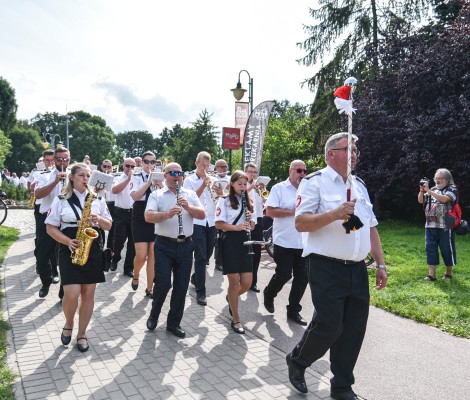 Przemarsz, na czele Orkiestra Dęta Gminy Gniewino