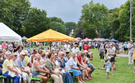 Publiczność zgromadzona pod sceną letnią