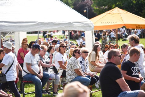 Publiczność zgromadzona pod sceną letnią