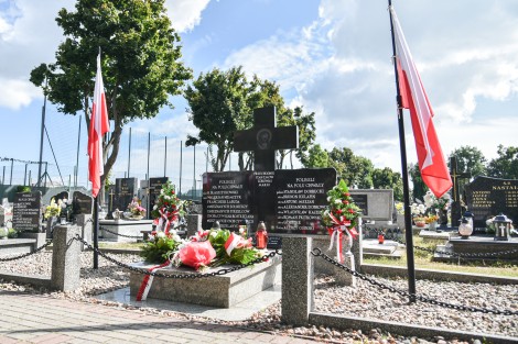 Kwiaty złożone na mogiłach żołnierzy poległych we wrześniu 1939 roku