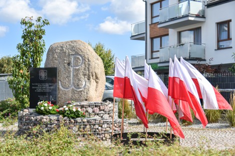 Przyzdobiony pomnik Armii Krajowej