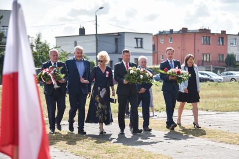 Składanie kwiatów przed przedstawicieli władz miasta pod obeliskiem przy ul. Chełmińskiej