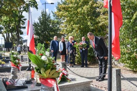 Składanie kwiatów na mogiłach żołnierzy poległych we wrześniu 1939 roku