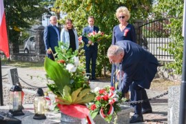 Składanie kwiatów na mogiłach żołnierzy poległych we wrześniu 1939 roku