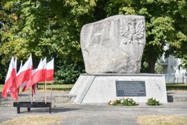 Przyzdobiony obelisk przy ul. Chełmińskiej