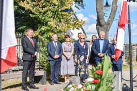 Składanie kwiatów na mogiłach żołnierzy poległych we wrześniu 1939 roku