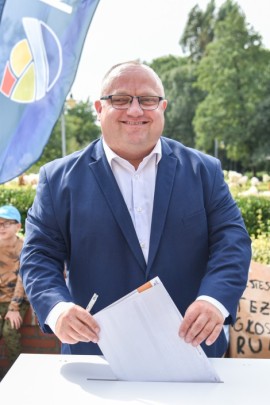 Dyrektor Michał Gaj wrzucający wypełnioną kartę do urny