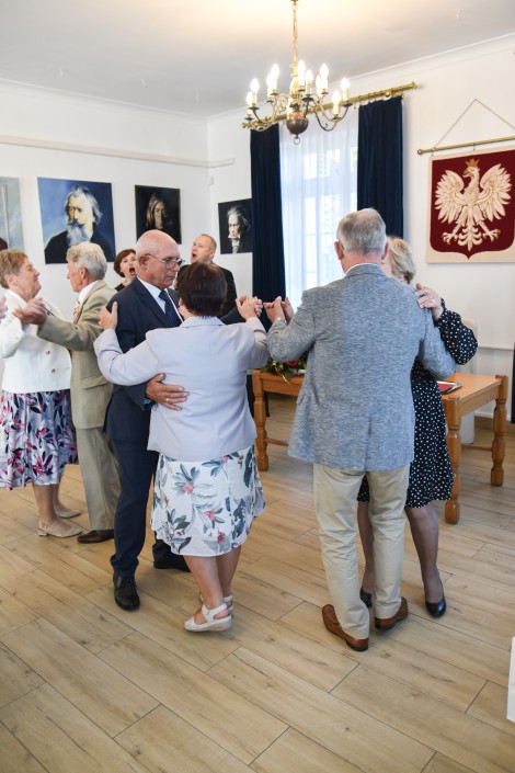 Pary tańczące podczas uroczystości