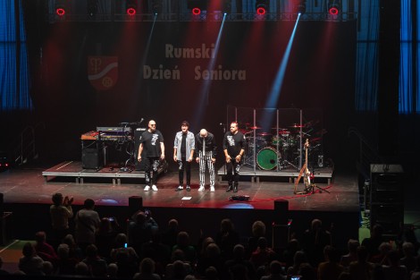 Koncert zespołu Kombi Łosowski z okazji Rumskiego Dnia Seniora w hali MOSiR-u