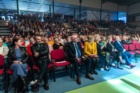 Koncert zespołu Kombi Łosowski z okazji Rumskiego Dnia Seniora w hali MOSiR-u