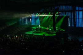 Koncert zespołu Kombi Łosowski z okazji Rumskiego Dnia Seniora w hali MOSiR-u