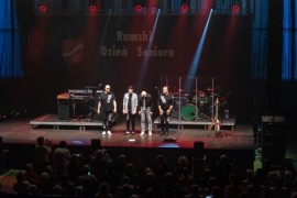 Koncert zespołu Kombi Łosowski z okazji Rumskiego Dnia Seniora w hali MOSiR-u