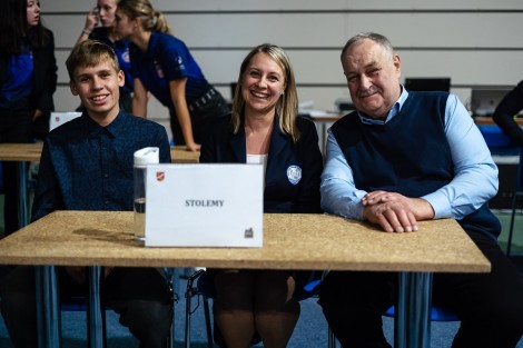 Drużyny biorące udział w teście wiedzy dla dorosłych mieszkańców