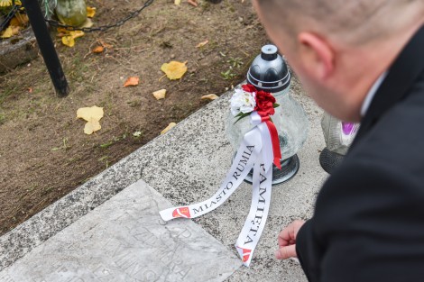 Składanie zniczy przez wiceburmistrza Ariela Sinickiego na grobach bohaterów, w tym żołnierzy poległych we wrześniu 1939 roku