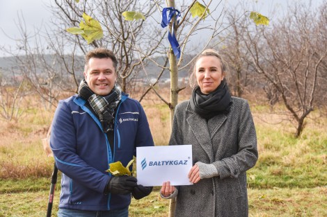 Przedstawiciele firmy Bałtykgaz po zasadzeniu drzewa