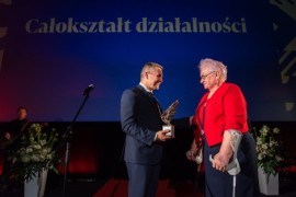 Burmistrz Michał Pasieczny wręczający „Skrzydła Kultury” Teresie Kalecie