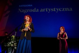 Jolanta Kitowska odbierająca „Skrzydła Kultury” 