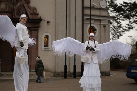 Szczudlarze przed kościołem podczas Koncertu Świątecznego