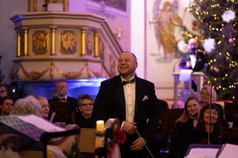 Dyrygent Krzysztof Brzozowski, pomysłodawca i organizator Koncertu Świątecznego