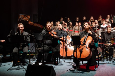 Artyści na scenie podczas koncertu w Rumi