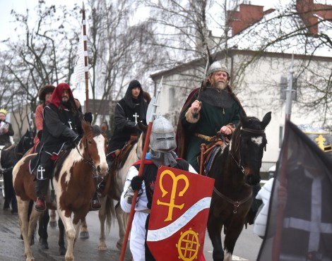 Rekonstruktorzy historyczni biorący udział w orszaku