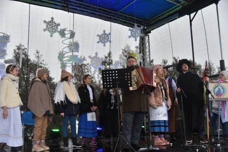 Uroczystości na scenie przy pomniku św. Jana Pawła II