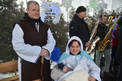 Uroczystości na scenie przy pomniku św. Jana Pawła II