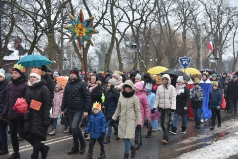 Mieszkańcy uczestniczący w Orszaku Trzech Króli w Rumi