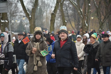 Mieszkańcy uczestniczący w Orszaku Trzech Króli w Rumi