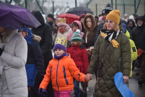 Mieszkańcy uczestniczący w Orszaku Trzech Króli w Rumi