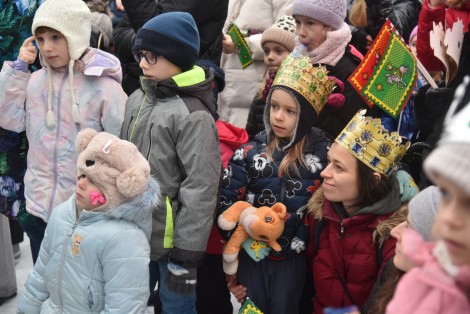 Mieszkańcy uczestniczący w Orszaku Trzech Króli w Rumi