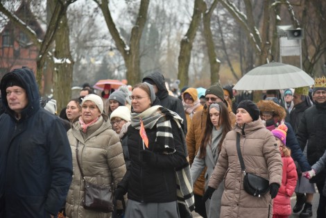 Mieszkańcy uczestniczący w Orszaku Trzech Króli w Rumi