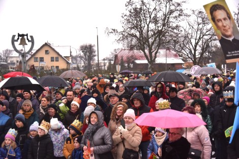 Mieszkańcy uczestniczący w Orszaku Trzech Króli w Rumi