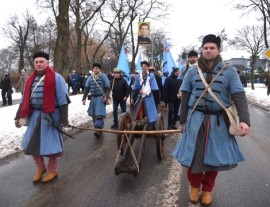 Rekonstruktorzy historyczni biorący udział w orszaku