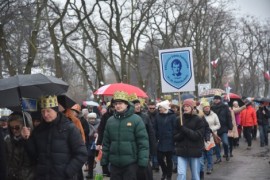 Mieszkańcy uczestniczący w Orszaku Trzech Króli w Rumi