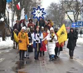 Orszak idący ulicą Starowiejską