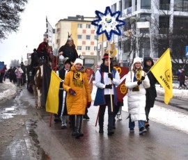 Orszak na ulicy Dąbrowskiego w Rumi