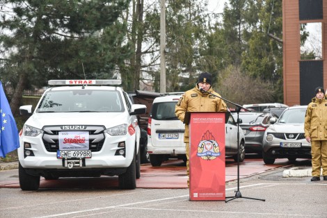 Przy mikrofonie mł. bryg. Krzysztof Chlebicki, komendant powiatowy Państwowej Straży Pożarnej w Wejherowie