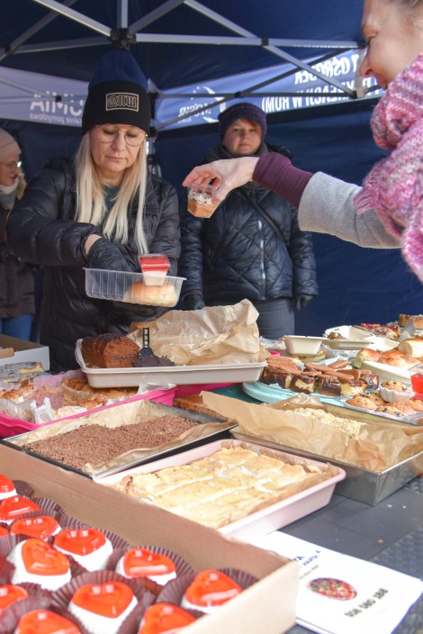 Garażowy kiermasz ciast miejskiej radnej