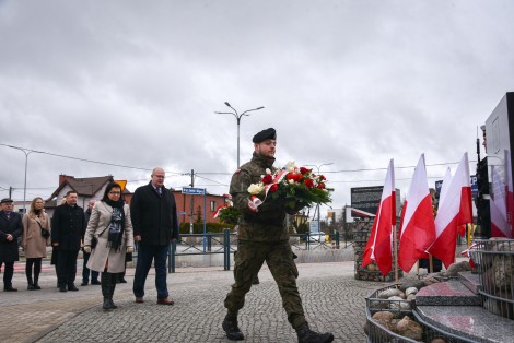 Obchody Narodowego Dnia Pamięci Żołnierzy Wyklętych w Rumi – składanie kwiatów pod pomnikiem Armii Krajowej