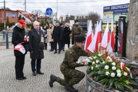 Obchody Narodowego Dnia Pamięci Żołnierzy Wyklętych w Rumi – składanie kwiatów pod pomnikiem Armii Krajowej